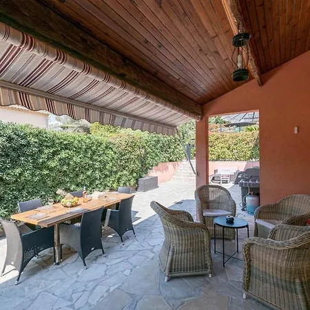 With Pool And Barbecue In The Center Appartement *