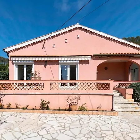 With Pool And Barbecue In The Center Appartement