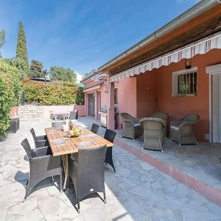With Pool And Barbecue In The Center Appartement